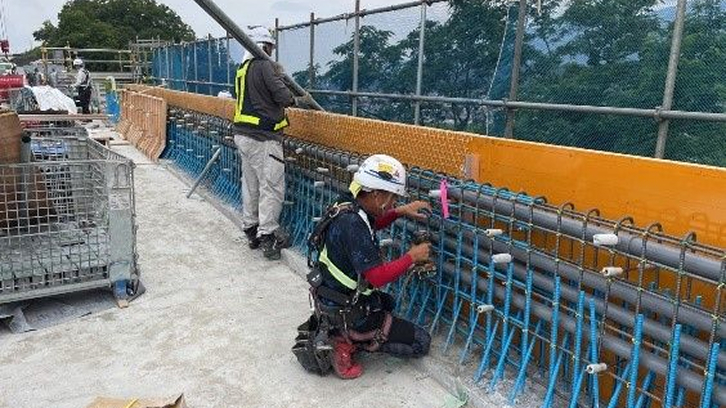 現場打ち壁高欄の施工