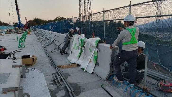 プレキャスト壁高欄の施工