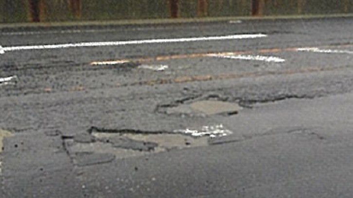 ポットホールが発生した路面
