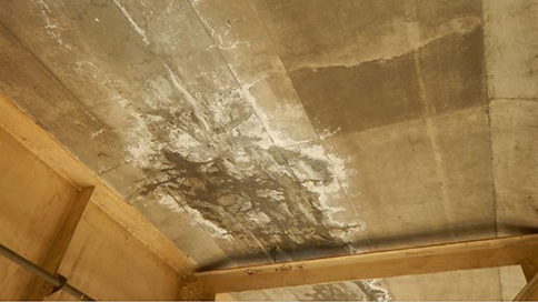 床版下面の損傷状況①