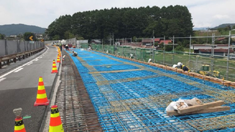 コンクリート床版の打設工事（中央道弓振川橋施工時の工事の様子 2021年6月撮影）
