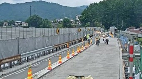 コンクリート床版の打設工事（中央道弓振川橋施工時の工事の様子 2021年6月撮影）